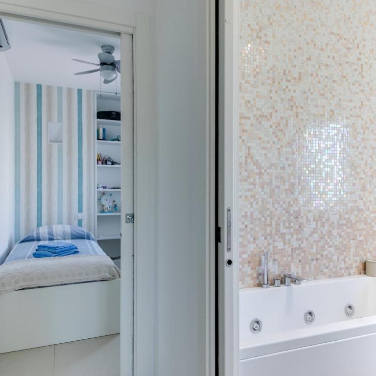 RICCIONE sul MARE con servizio SPIAGGIA e AQUAPARK - Apartment with View and Balcony - 50