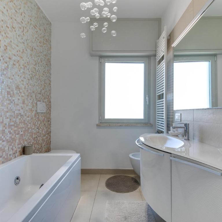 RICCIONE sul MARE con servizio SPIAGGIA e AQUAPARK - Apartment with View and Balcony - 52