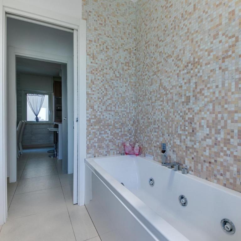 RICCIONE sul MARE con servizio SPIAGGIA e AQUAPARK - Apartment with View and Balcony - 55