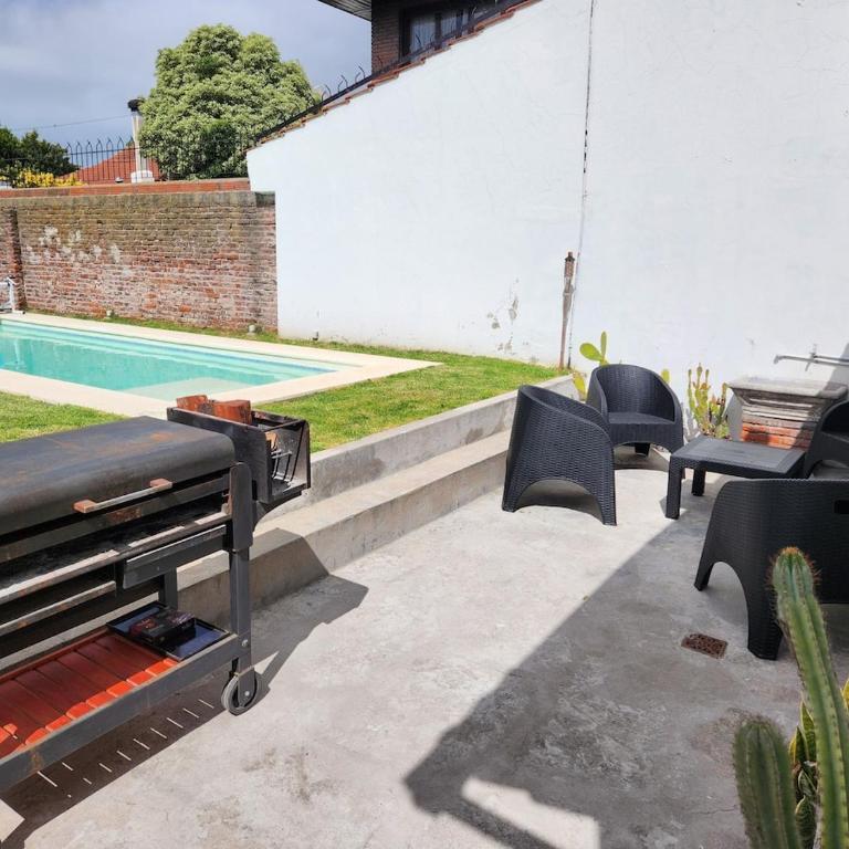 Casa con 2 dormitorios, pileta, parrilla y cocheras - Casa de 2 dormitorios - 1