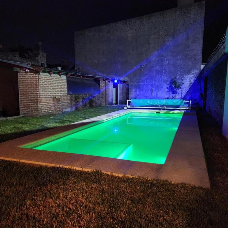 Casa con 2 dormitorios, pileta, parrilla y cocheras - Casa de 2 dormitorios - 2