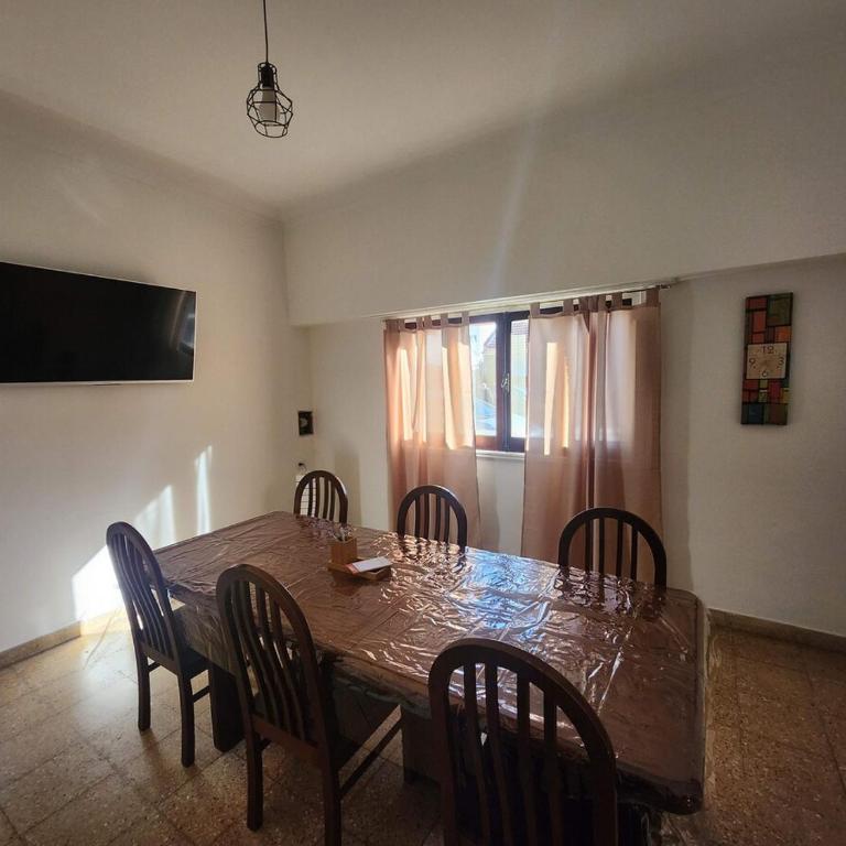 Casa con 2 dormitorios, pileta, parrilla y cocheras - Casa de 2 dormitorios - 3