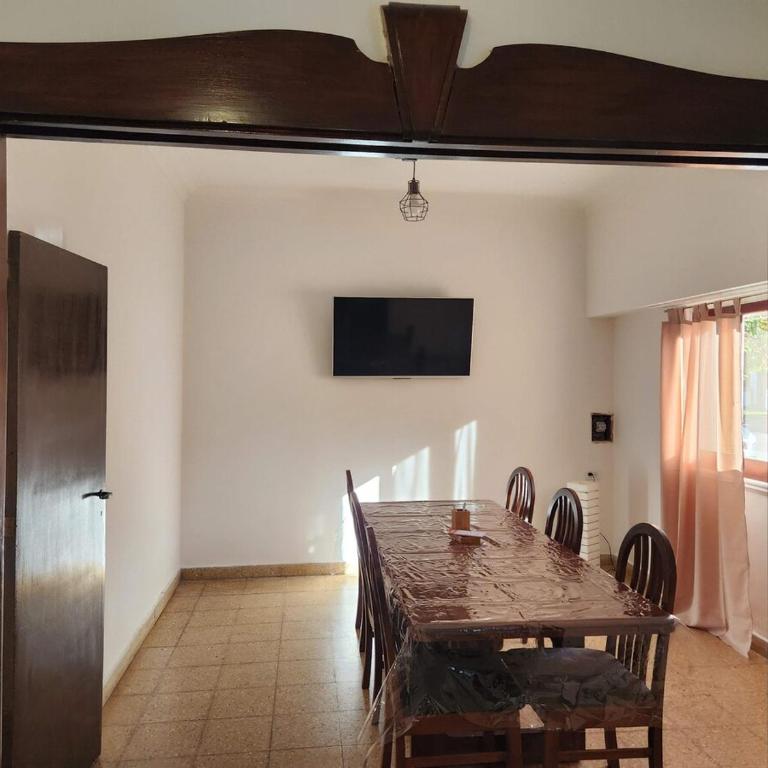 Casa con 2 dormitorios, pileta, parrilla y cocheras - Casa de 2 dormitorios - 8