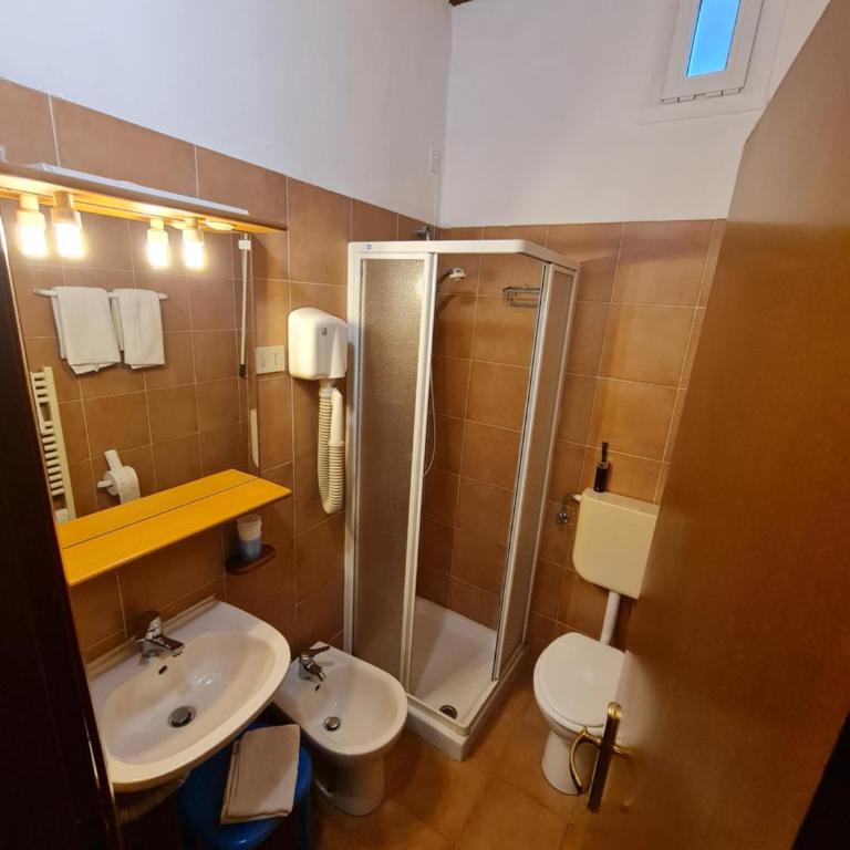 Albergo Genio - Camera Doppia con Letti Singoli con Bagno Privato - 5