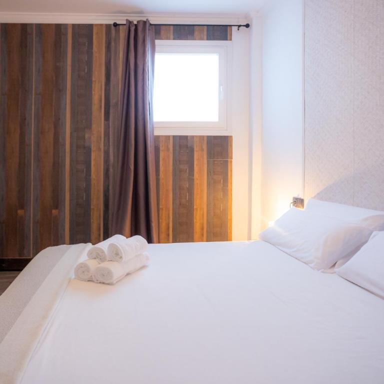 Naim Guest House Malaga Centro - Habitación Doble Deluxe con bañera - 4