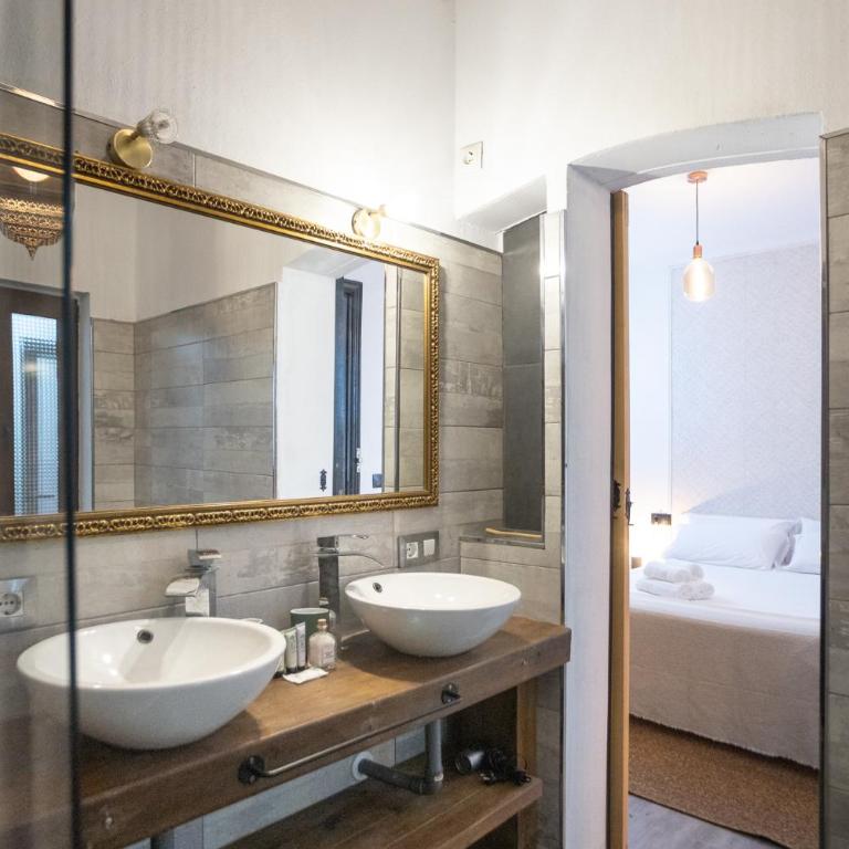 Naim Guest House Malaga Centro - Habitación Doble Deluxe con bañera - 6