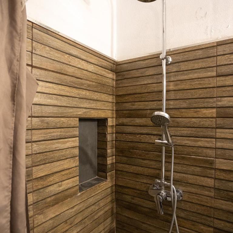Naim Guest House Malaga Centro - Habitación Doble Deluxe con bañera - 11