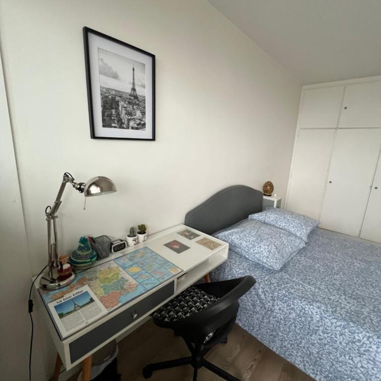 Chambre privée dans appartement femmes uniquement vue Tour Eiffel et piscine - Chambre Double avec Salle de Bains Commune - 6