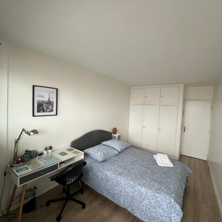 Chambre privée dans appartement femmes uniquement vue Tour Eiffel et piscine - Chambre Double avec Salle de Bains Commune - 7
