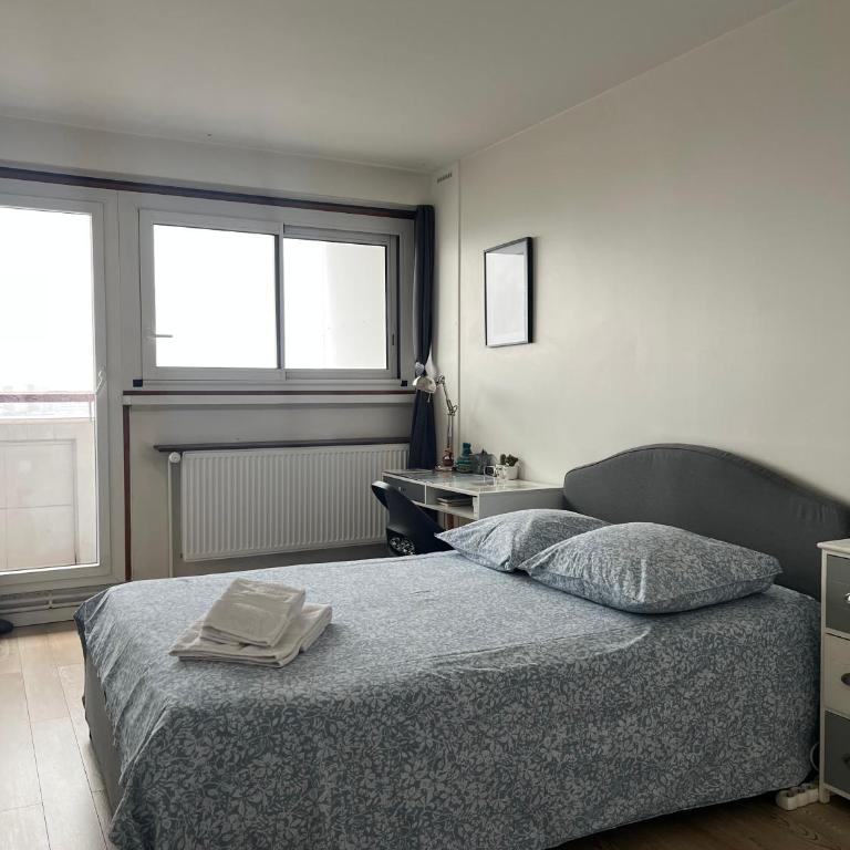 Chambre privée dans appartement femmes uniquement vue Tour Eiffel et piscine - Chambre Double avec Salle de Bains Commune - 8