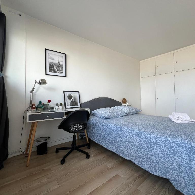 Chambre privée dans appartement femmes uniquement vue Tour Eiffel et piscine - Chambre Double avec Salle de Bains Commune - 5