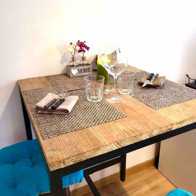 Studio T1 Centre - Idéal couple & amis - Confort - WIFI - Calme - Climatisation - Coin Terrasse - Appartement 1 Chambre - 8