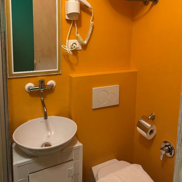 Guest House Bike & Relax Finale Ligure - Camera Quadrupla con Bagno Privato - 4