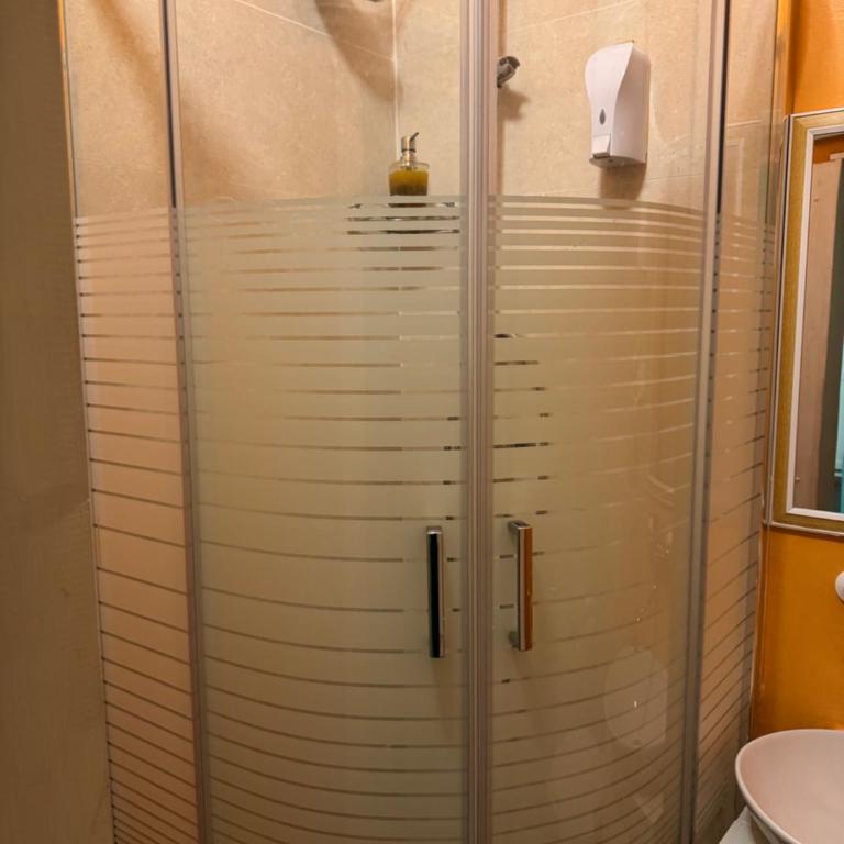 Guest House Bike & Relax Finale Ligure - Camera Quadrupla con Bagno Privato - 6