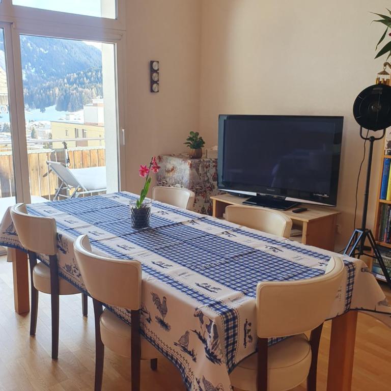 Stylish Penthouse Near Congress Center WEF - Apartment mit 2 Schlafzimmern und Bergblick - 1