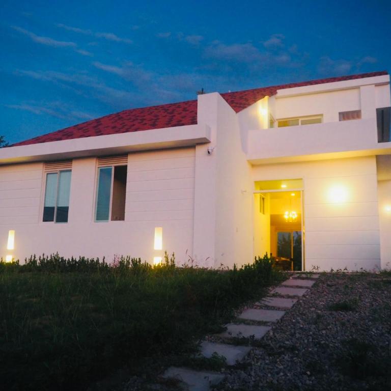 Casa con Piscina privada en Ricaurte cerca a Xielo - Four-Bedroom Vacation Home - 3