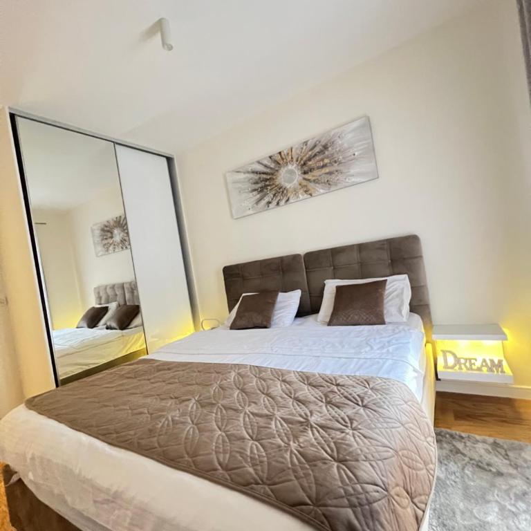 White Homes Apartments • Central Point - Superior Apartment with Balcony - 12