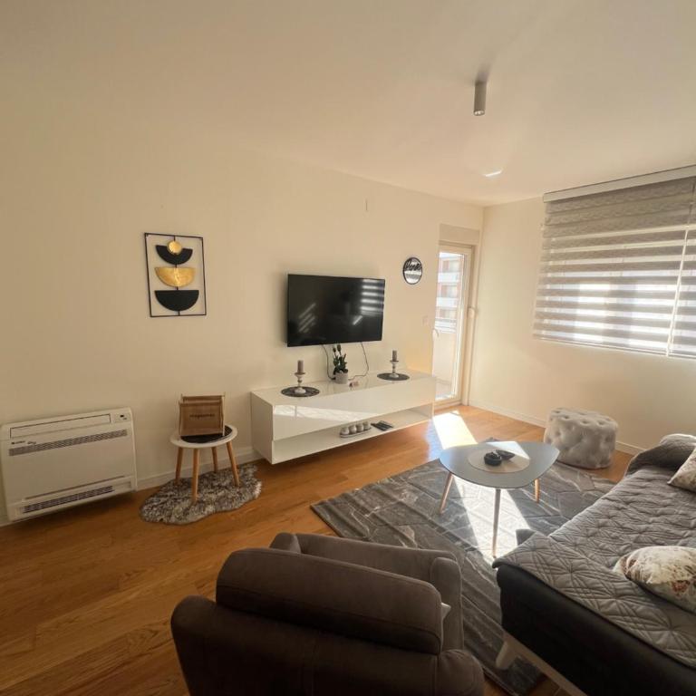 White Homes Apartments • Central Point - Superior Apartment with Balcony - 11