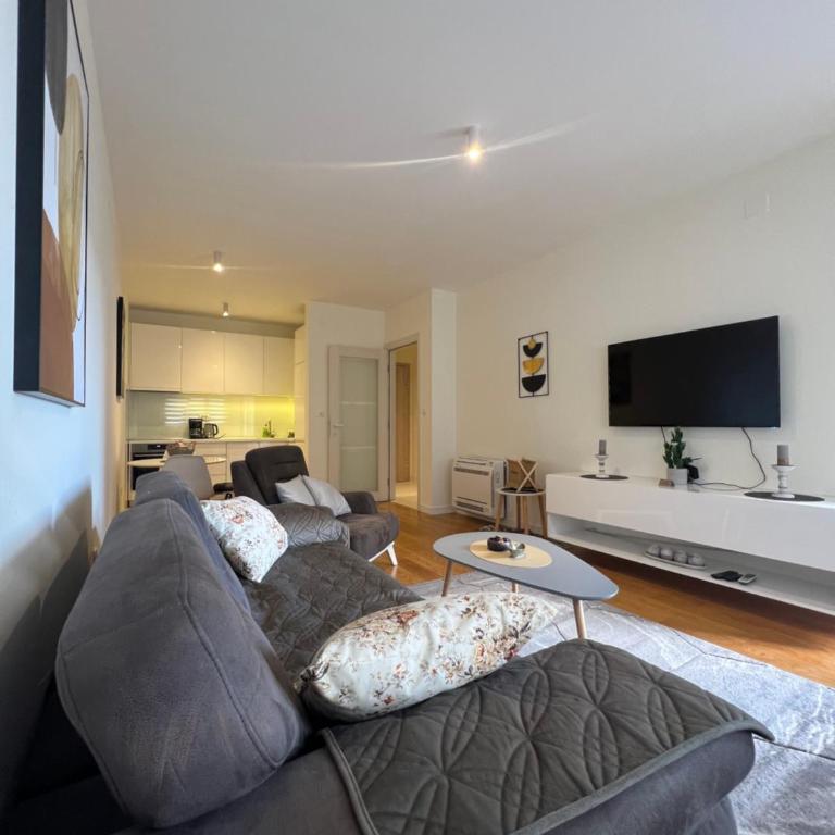 White Homes Apartments • Central Point - Superior Apartment with Balcony - 16