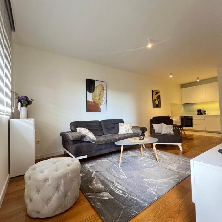 White Homes Apartments • Central Point - Superior Apartment with Balcony - 13