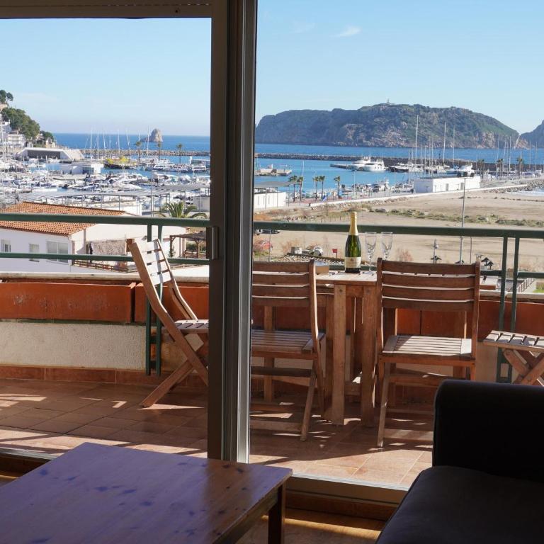 Apartamento con Terraza y Piscina, Cerca de la Playa - ES-323-90 - Apartamento - 4