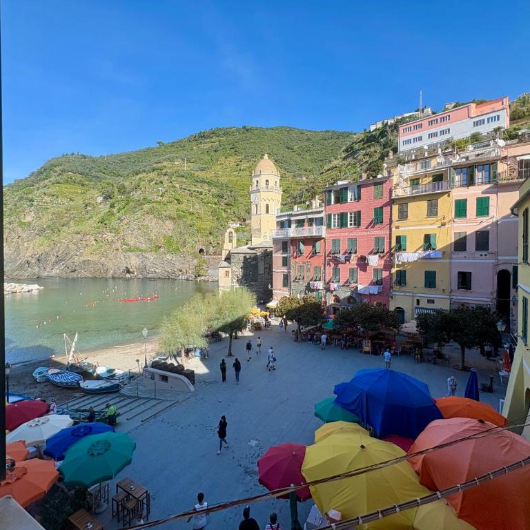 "Marina Apartment" in Vernazza Historic, Restored, Beachfront, 2nd floor, 2 Aircondo BDR, 2BHT, rare Private Garage 300 mt far, 200 mt from train - Two-Bedroom Apartment - 11