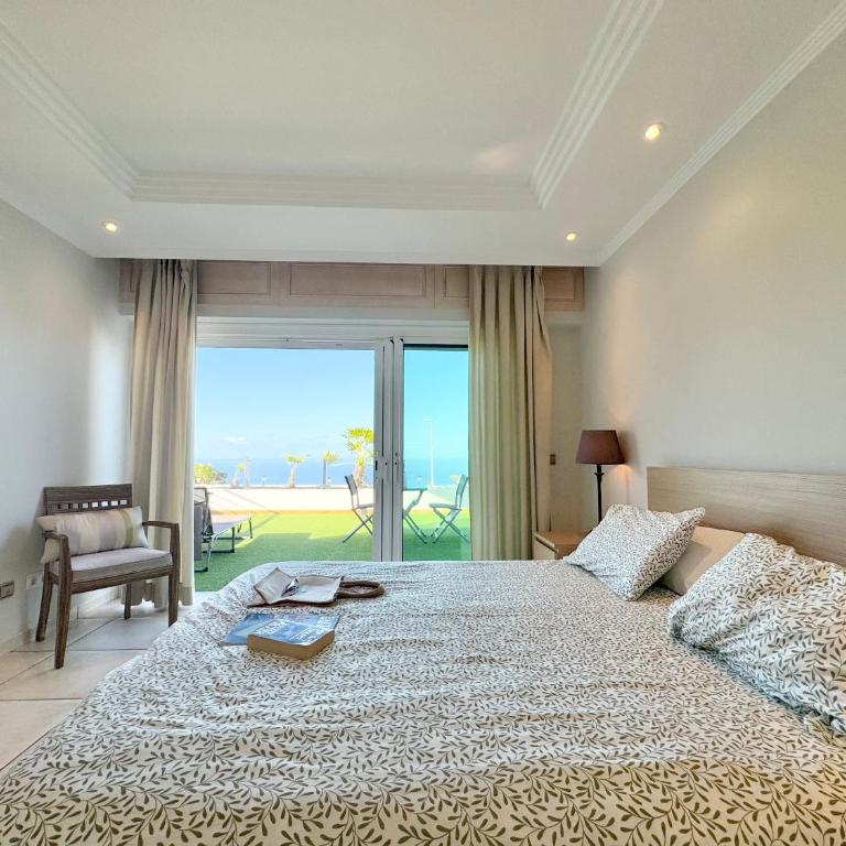 Villa Amorio a spacious modern getaway with a private heated pool & Sea Views - Villa - 11