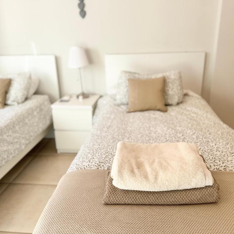 Villa Amorio a spacious modern getaway with a private heated pool & Sea Views - Villa - 24