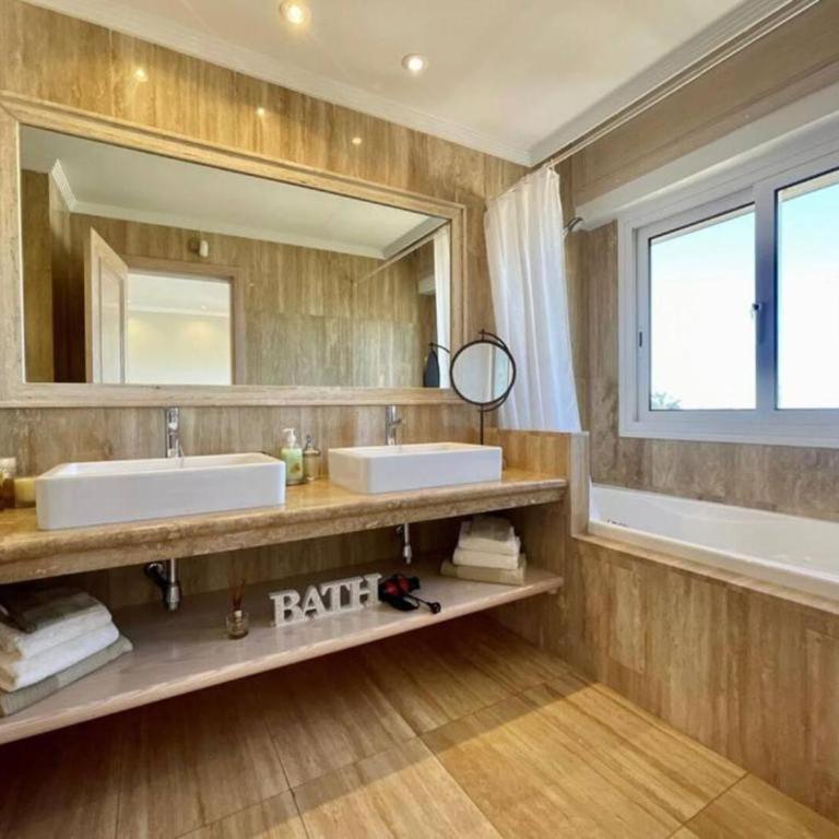 Villa Amorio a spacious modern getaway with a private heated pool & Sea Views - Villa - 13
