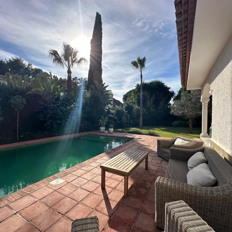 Villa Bianca Elegant 4BR Beachside Villa Near Golf, Restaurants & Puerto Banús - Casa de 4 dormitorios - 8