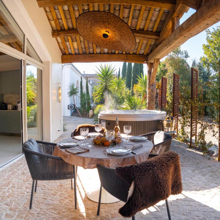 Secret d'Uzès - Place aux Herbes - Piscine chauffée et Jacuzzi - Appartement 2 Chambres avec Terrasse - 13