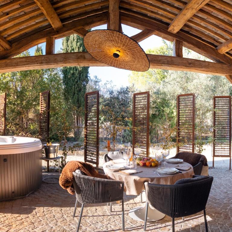 Secret d'Uzès - Place aux Herbes - Piscine chauffée et Jacuzzi - Appartement 2 Chambres avec Terrasse - 12