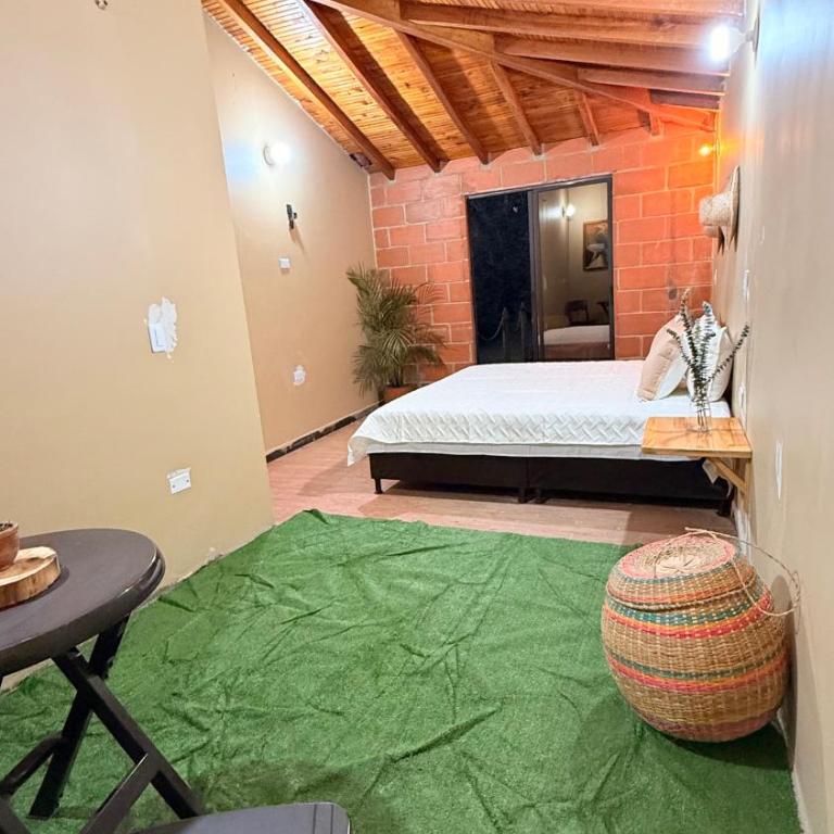 Tierra Grata Eco Hotel - Habitación con cama grande y vistas al jardín - 7