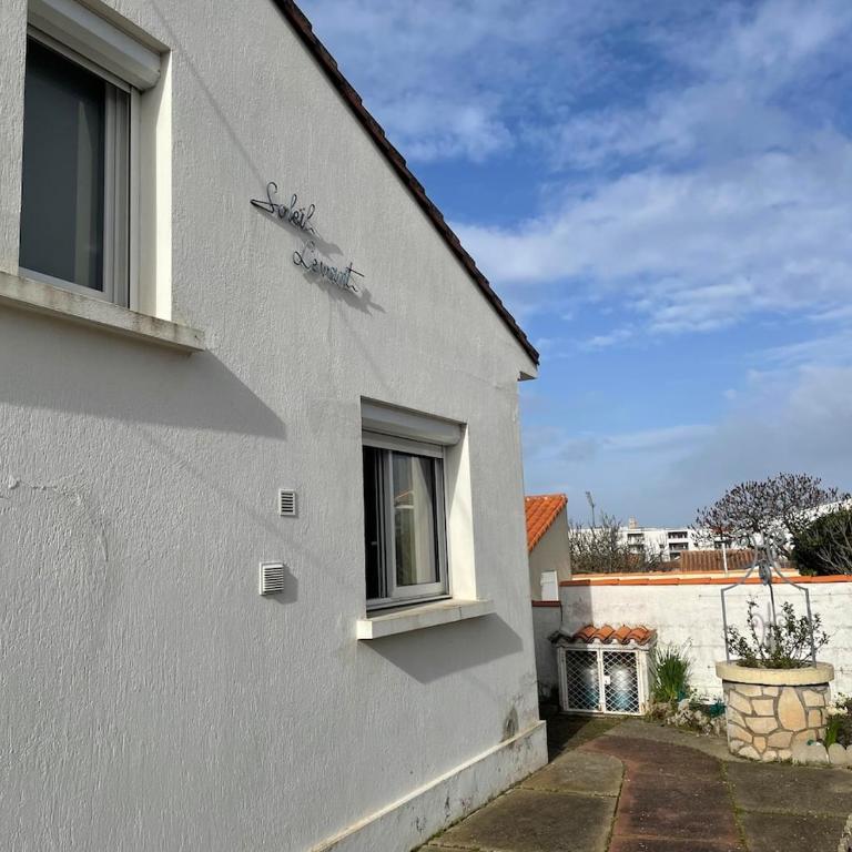 Maison calme à un 15min à pied de la plage - Three-Bedroom House - 15
