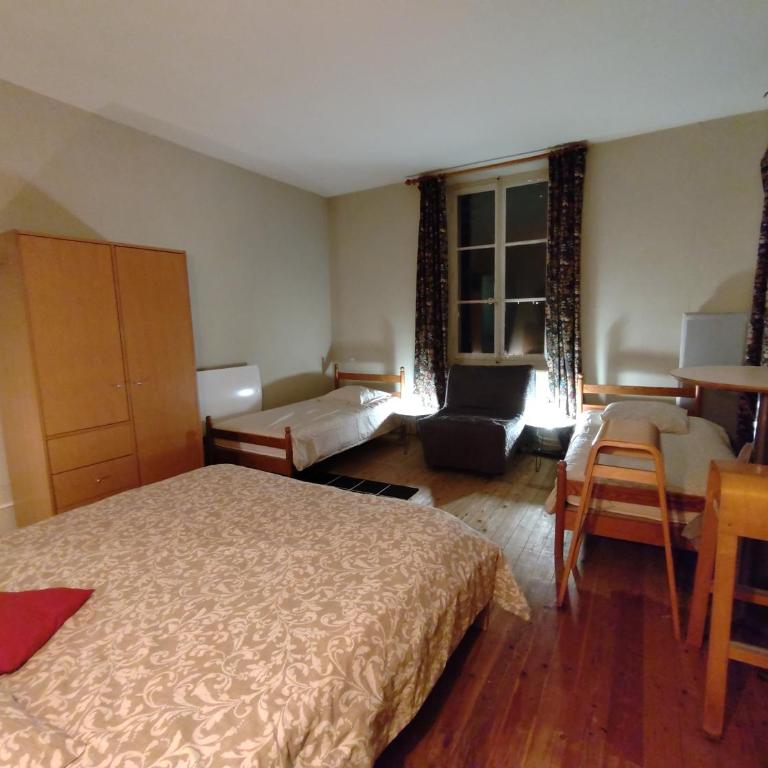 De la Maison Restau' à la Chambre en particulier - Habitación Familiar con vistas al jardín - 1