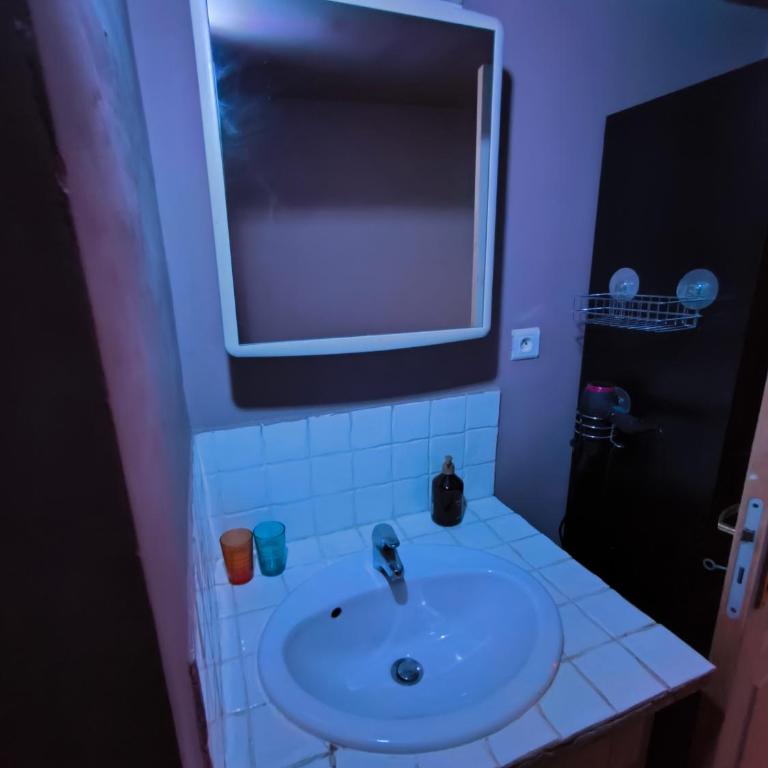Love-room Discret 40 m2 Bormes les mimosas village avec Terrasse - Apartamento de 1 dormitorio con balcón y vistas al mar - 11