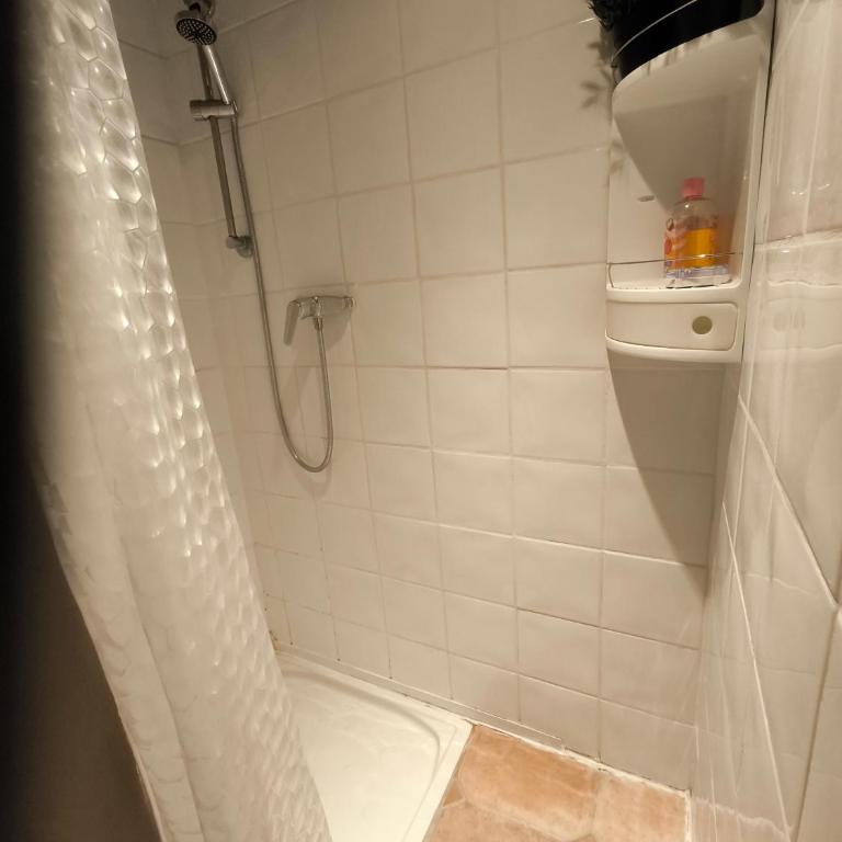 Love-room Discret 40 m2 Bormes les mimosas village avec Terrasse - Apartamento de 1 dormitorio con balcón y vistas al mar - 27