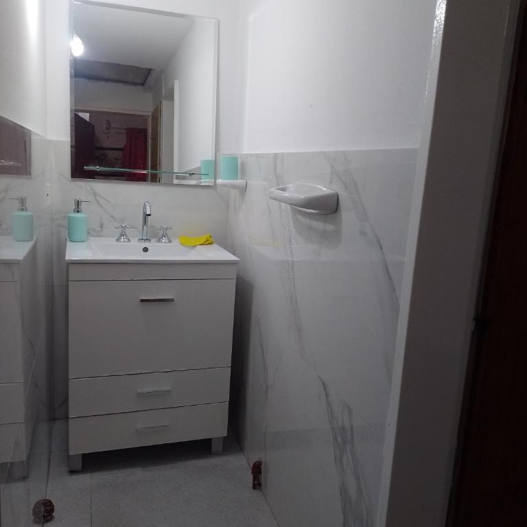 "Departamento 3 Dormitorios con Garage y Terraza con Parrilla -StayNeuquen- 1 cama doble mas 4 individuales, hasta 6 huéspedes - Apartamento de 3 dormitorios - Planta Alta - 15