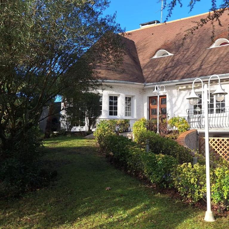 La Tourelle, demeure de charme, piscine, billard, grand jardin - Villa Supérieure - 1
