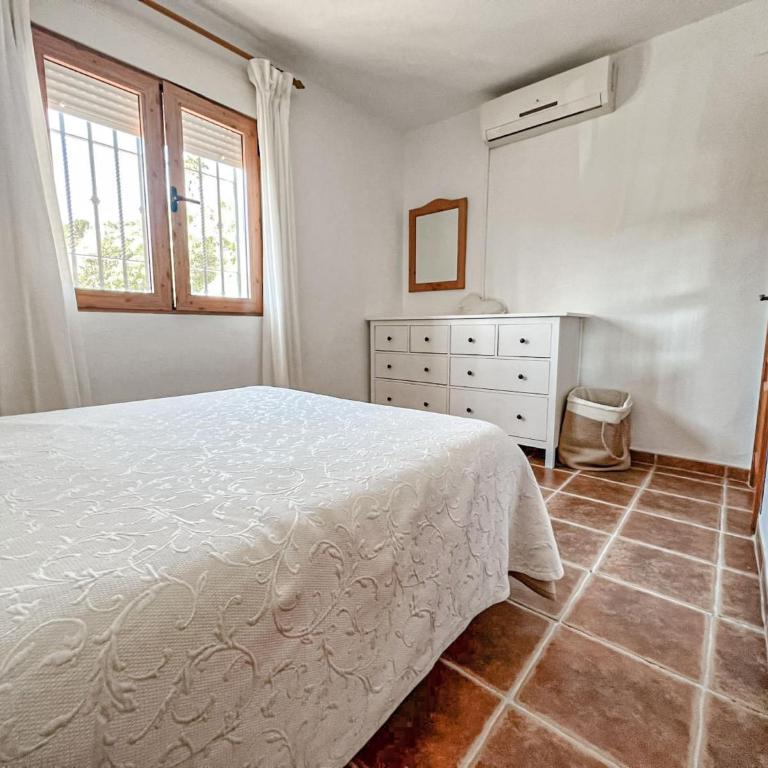 Stunning Private Villa with Sea Views, Pool, and Sun-Drenched Terrace - Villa - 21