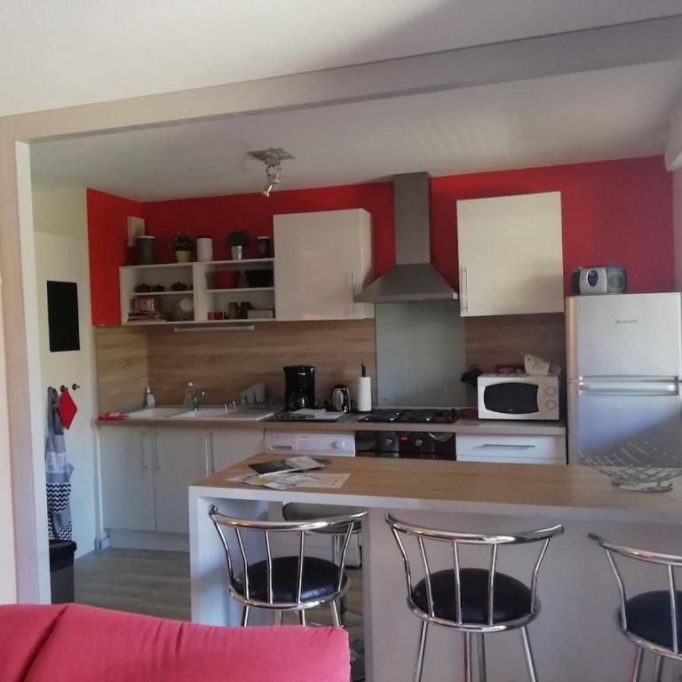 Appart 3 pieces cosy avec parking proche centre ville - Appartement 2 Chambres - 13