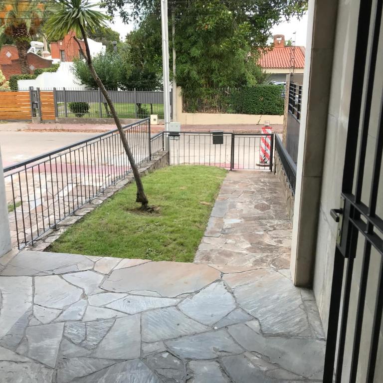 Large 2 floors in Carrasco - Casa de 4 dormitorios - 2