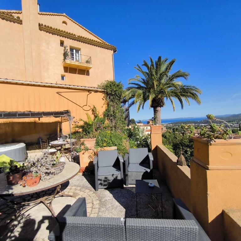 Love-room Discret 40 m2 Bormes les mimosas village avec Terrasse - Apartamento de 1 dormitorio con balcón y vistas al mar - 54