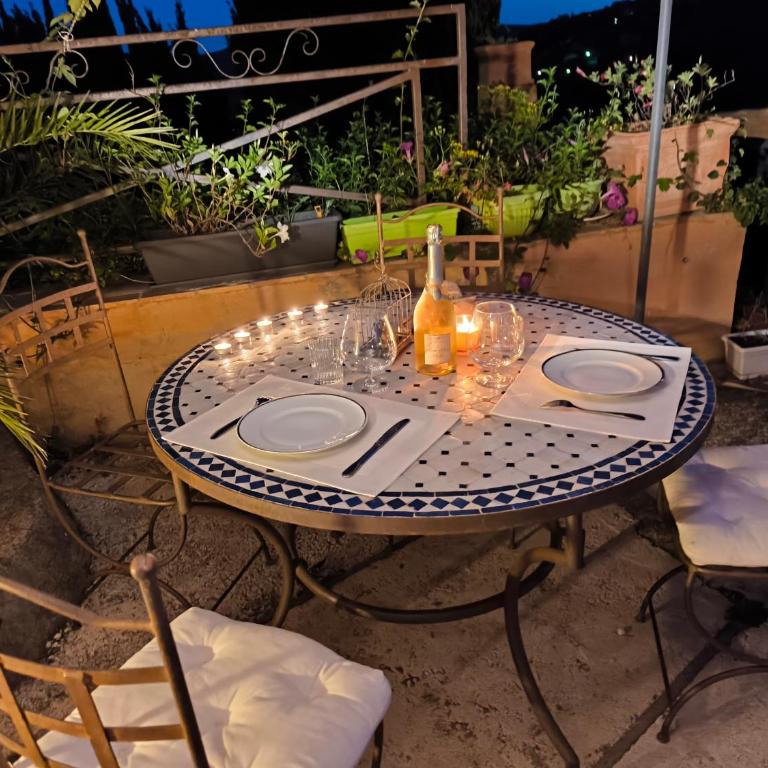 Love-room Discret 40 m2 Bormes les mimosas village avec Terrasse - Apartamento de 1 dormitorio con balcón y vistas al mar - 67