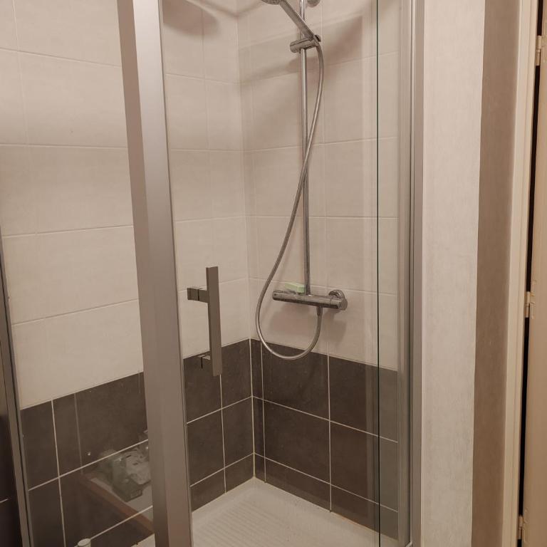 Appartement 1 chambre privée - Chambre Double avec Salle de Bains Commune - 7