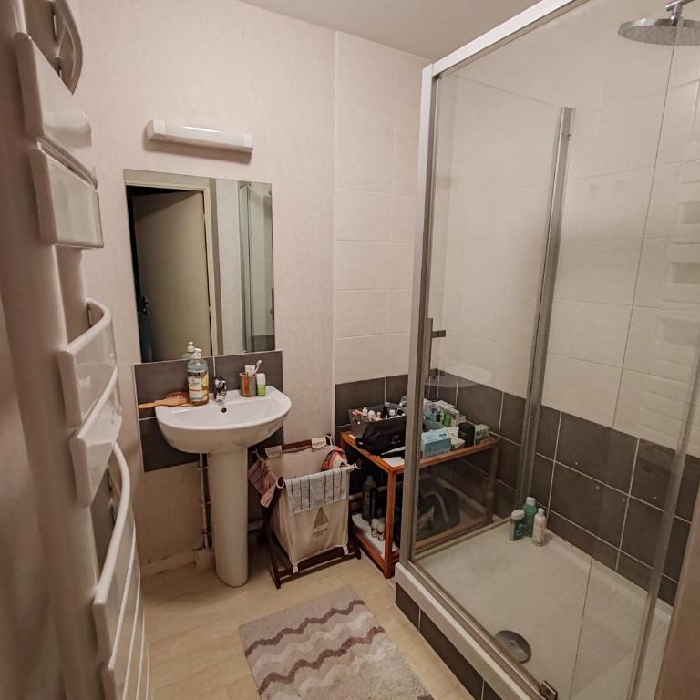 Appartement 1 chambre privée - Chambre Double avec Salle de Bains Commune - 2