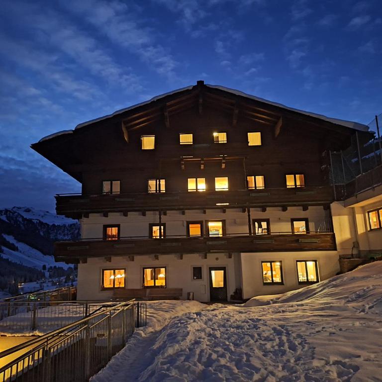 Ski In-Ski Out - Gästehäuser Saalbach-Hinterglemm - Wallegghof Christianhof - Familienzimmer (6 Erwachsene) mit einem eigenen Badezimmer - 6