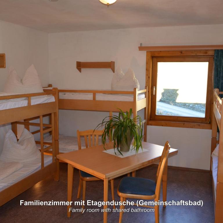 Ski In-Ski Out - Gästehäuser Saalbach-Hinterglemm - Wallegghof Christianhof - Familienzimmer mit Gemeinschaftsbad (6 Erwachsene) - 6