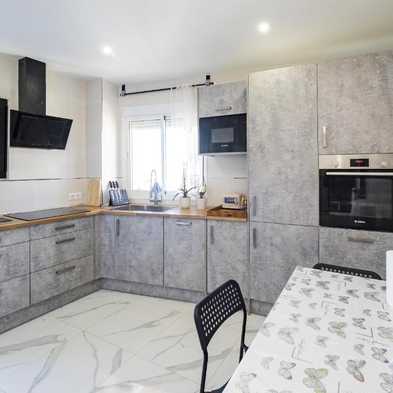 Cubo's Luna Town Center Apartment - Apartment - 16