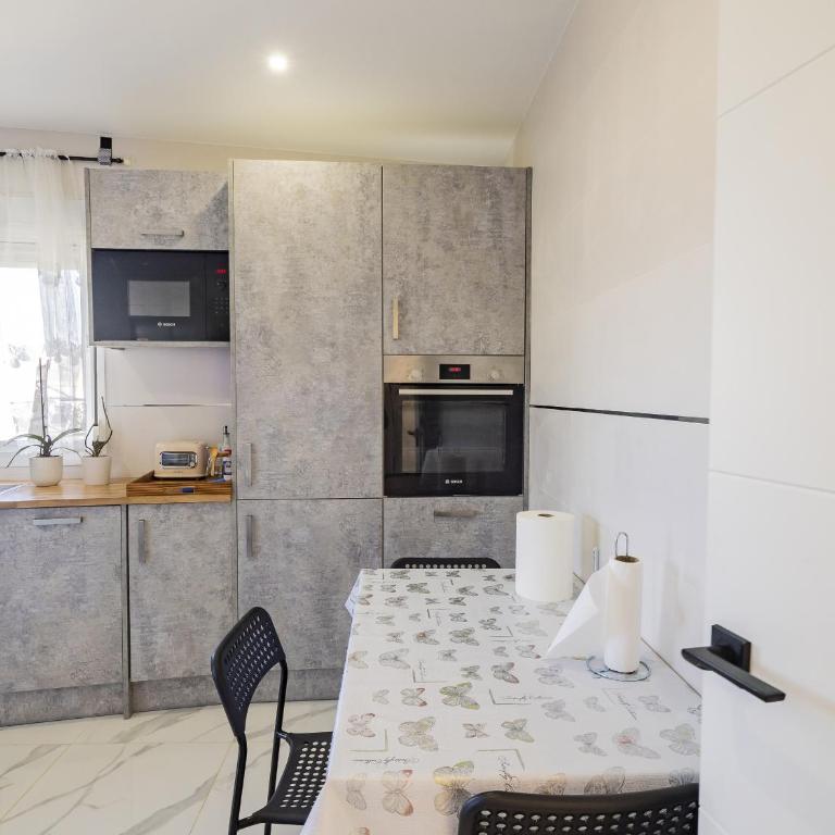 Cubo's Luna Town Center Apartment - Apartment - 14